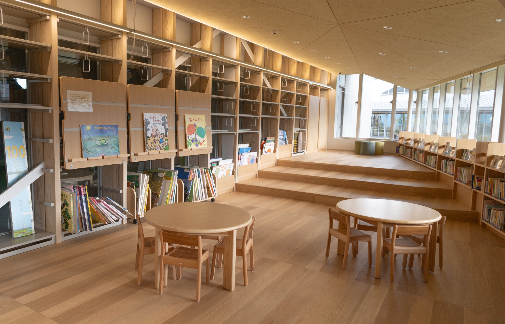 図書館から、コミュニティスペース、プレイルーム、カフェ、イベントホール、テラス席などにアクセスできる