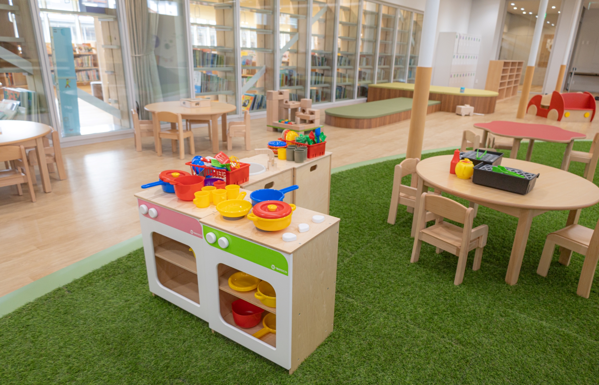 プレイルームは図書館エリアに隣接。ルーム内に授乳室やトイレも備える