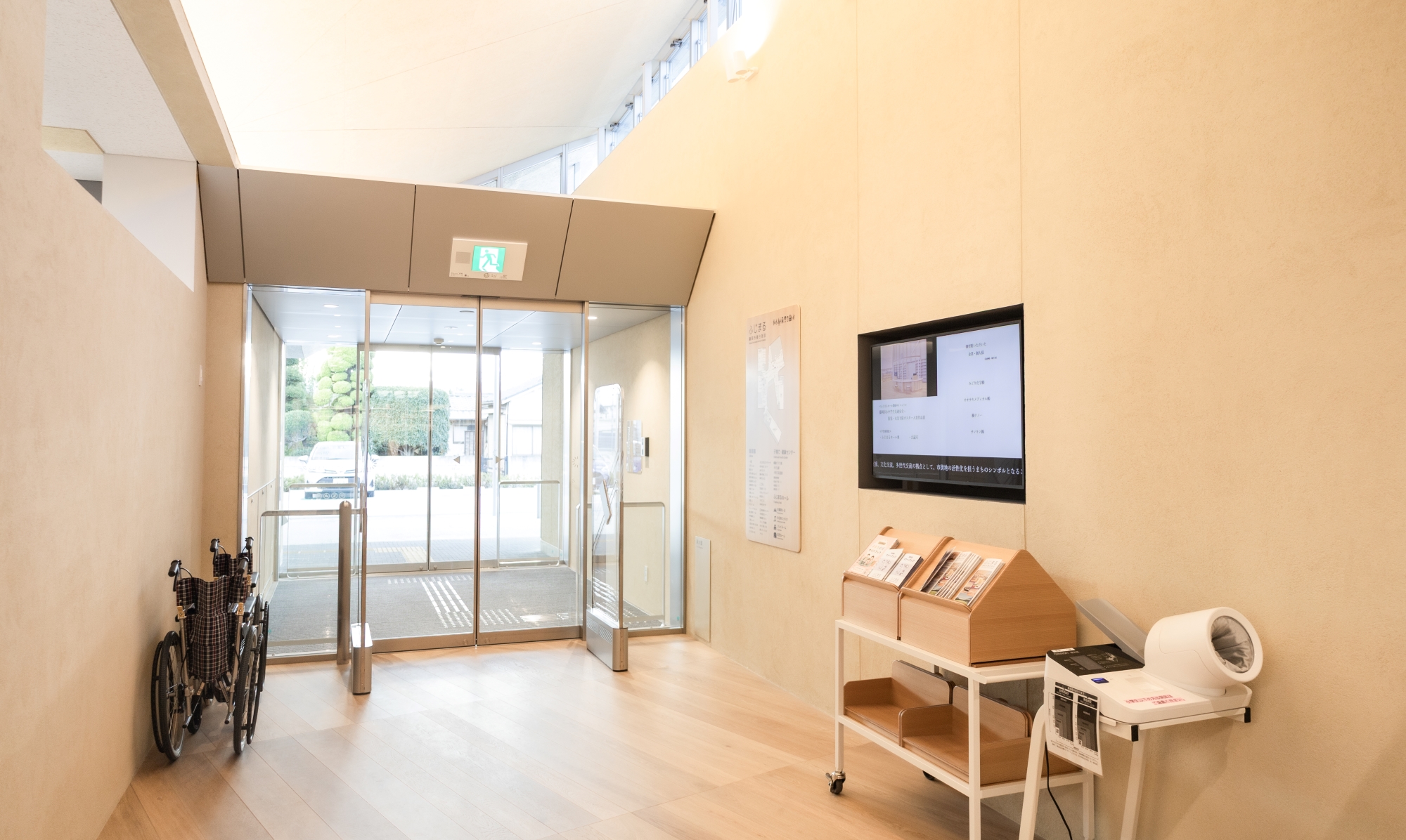 子育て健康センター側の入り口。館内地図を補足するような案内表示が可能