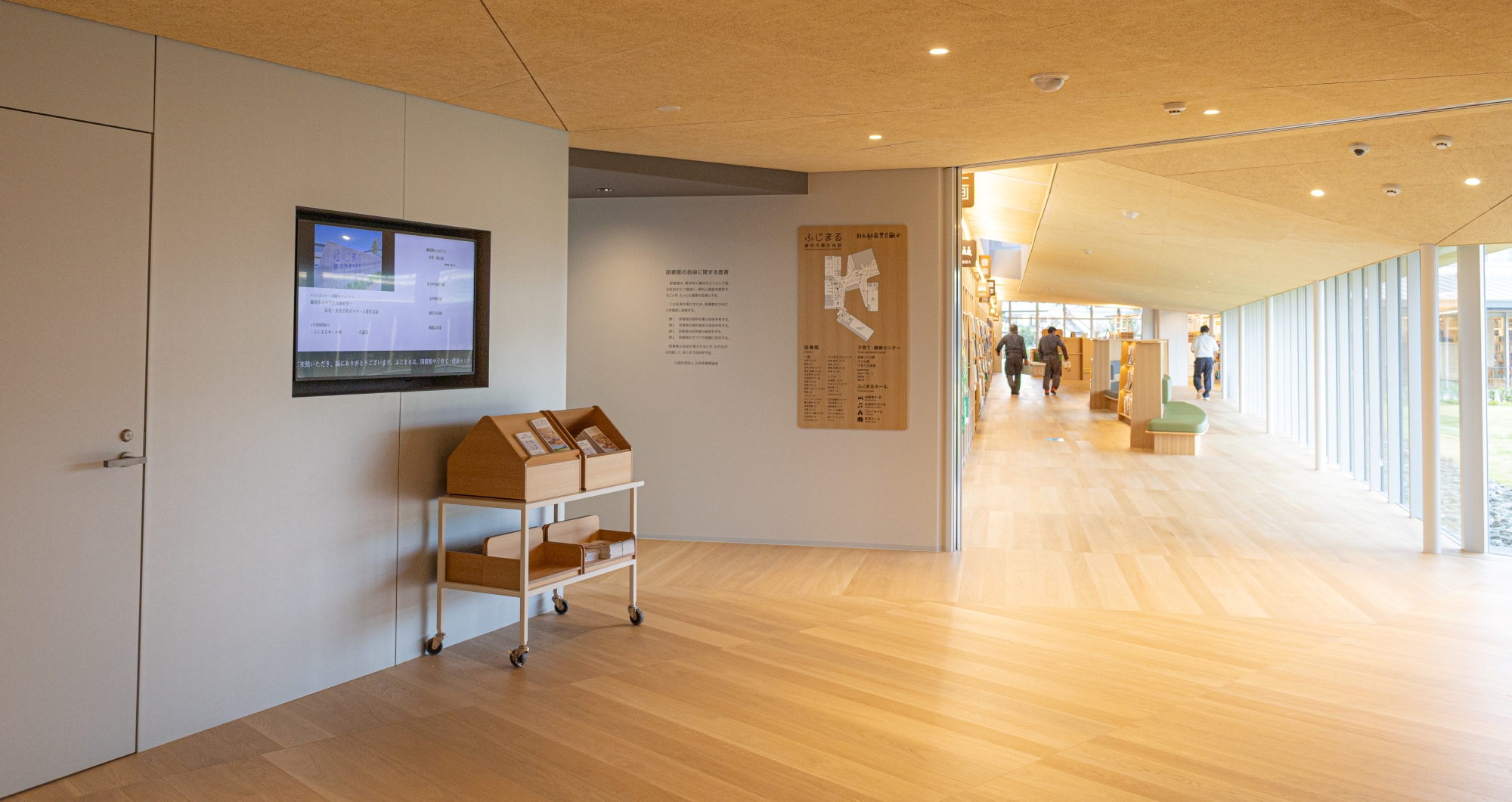 情報掲示をデジタルサイネージが担うため、エントランスに掲示物はほとんど無い