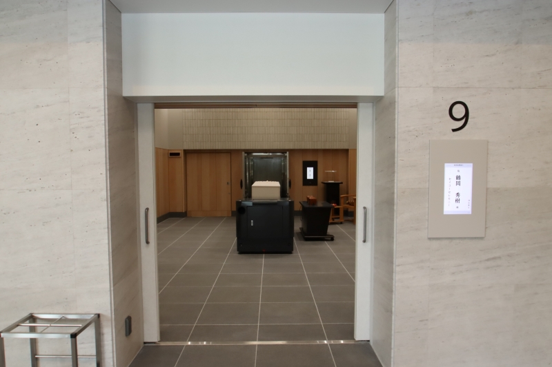 紙の掲示に近い落ち着いた表示。故人の名前を表示する場合も、苗字のみを表示する場合もある