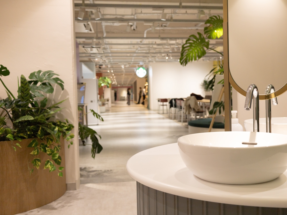 開放感とプライバシーを両立する手洗いスペースが、トイレと食堂をゆるく接続している