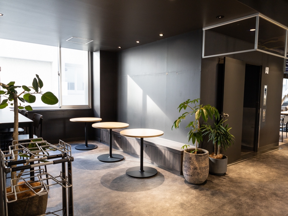 ベンチ席にひっそりとコンセントが設置されている